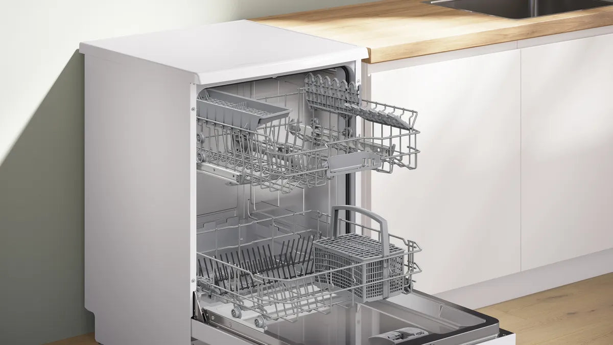 BOSCH Series 2 free-standing dishwasher 60 cm, 12 Place Setting, White, SMS26AW00M